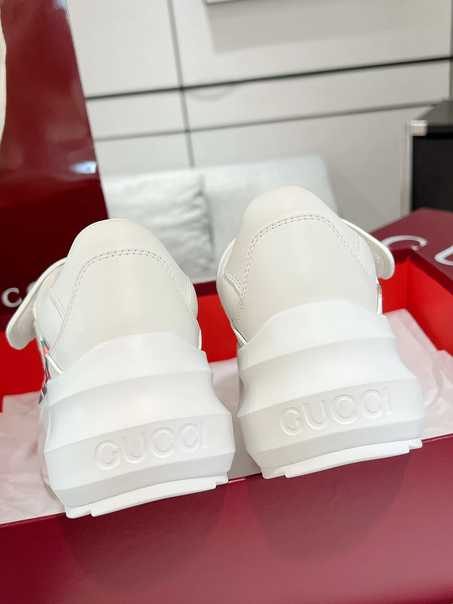 👟👟Ex-factory price 700👟👟 Gucci Wave women's wedge sneakers, wave shoes, Velcro dad shoes, original purchase, development and production. Creative director Sabato De Sarno presents new sneakers inspired by lightness and agility. This shoe has a sculptural thick sole shape and is made of lightweight ethylene vinyl acetate (EVA) material. It is comfortable and durable, and has a soft and waxy feel like stepping on waves. It is embellished with the Gucci handwritten logo and injects the brand's classic style. Original customized cowhide. Original customized soft sheepskin lining. Original molded Eva outsole. Bottom thickness: 5cm in front and 6.3cm in back. Size: 35-40#